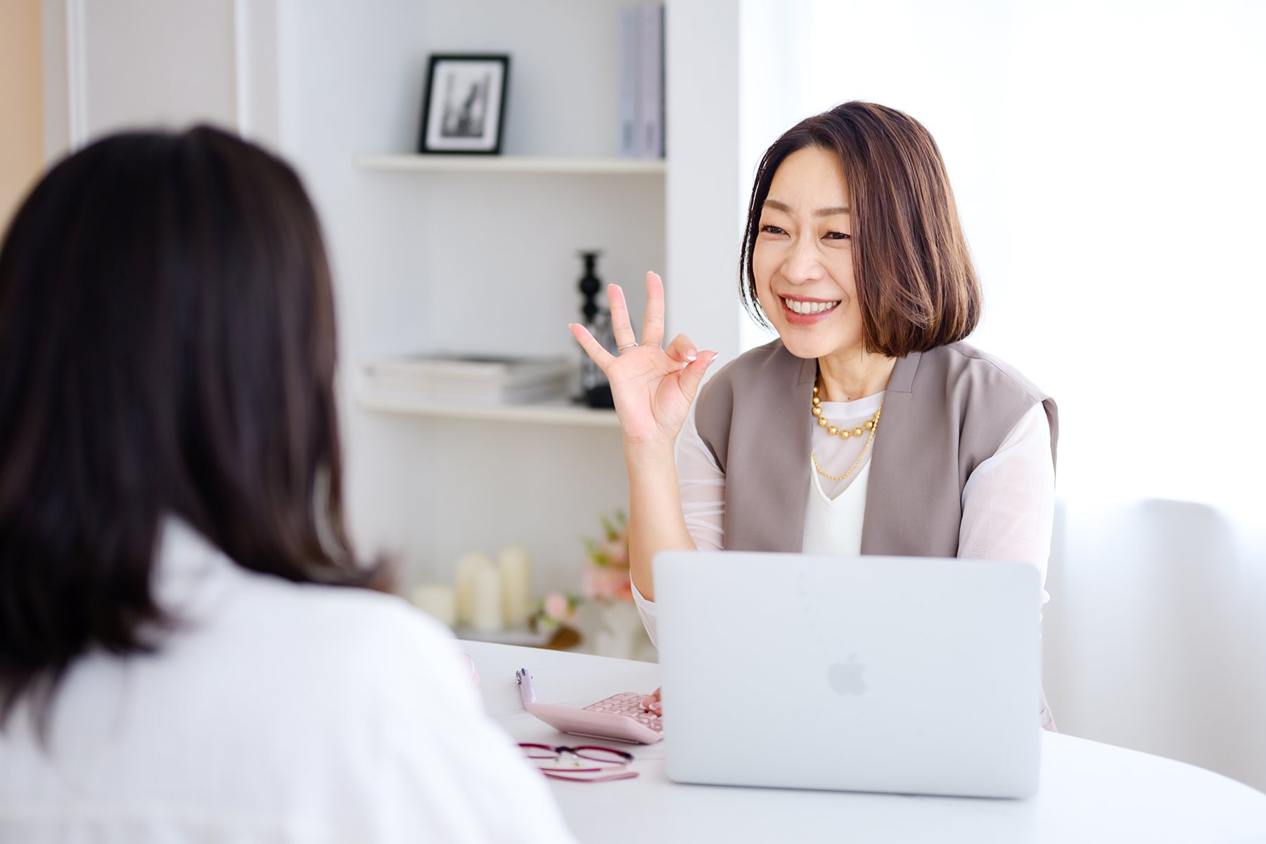 オンラインで笑顔で相談に応じるファイナンシャル・プランナー